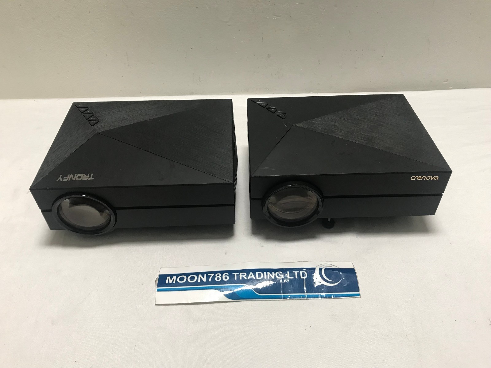Joblot De 2 Tronfy & Crenova LCD HDMI Projecteurs Usé Image Floue – Ref 1383 Joblot De 2 Tronfy & Crenova LCD HDMI Projecteurs Usé Image Floue – Ref 1383