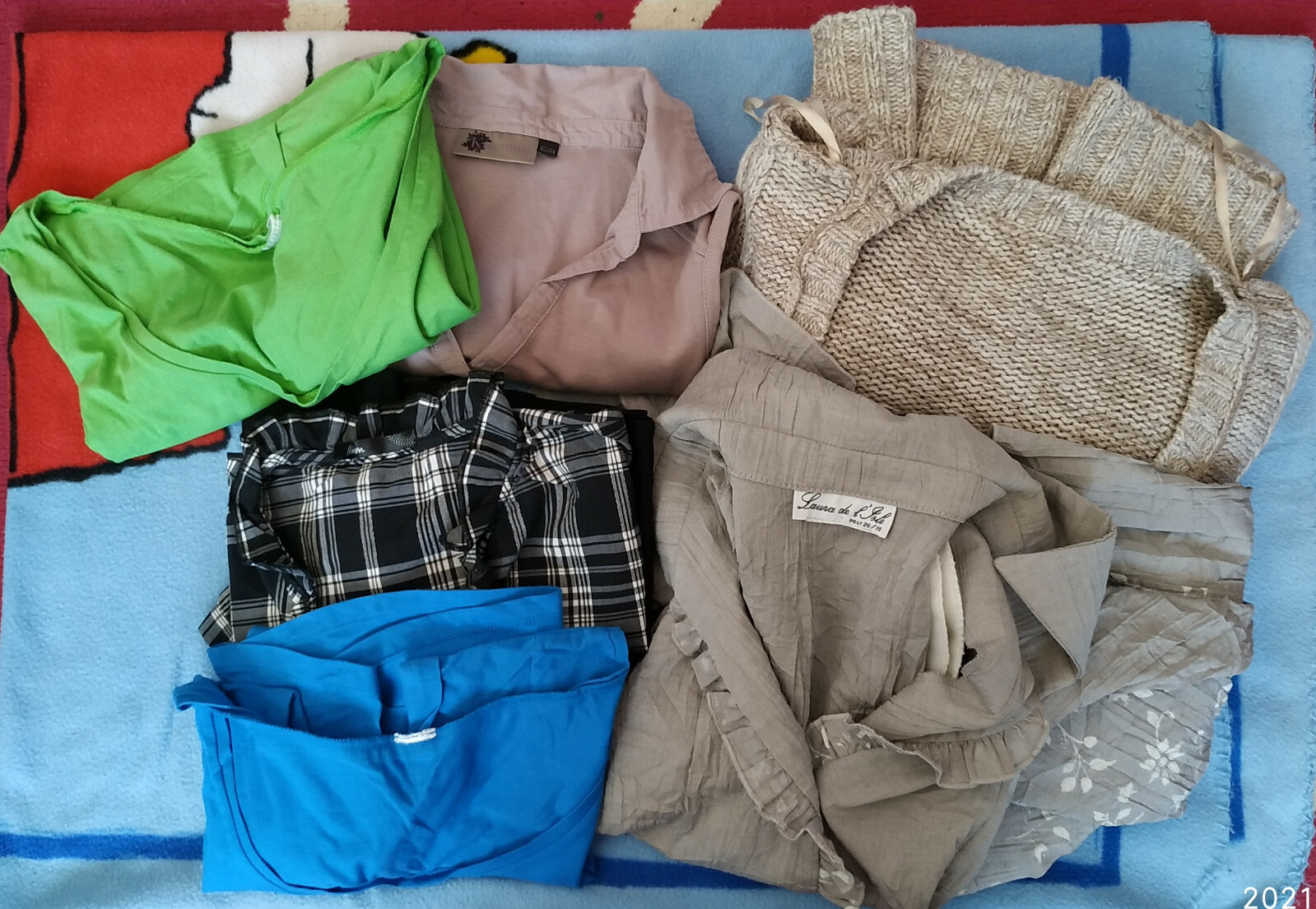 Lot de vêtements pour femme taille 44 (robe et tee shirts) Lot de vêtements pour femme taille 44 (robe et tee shirts)