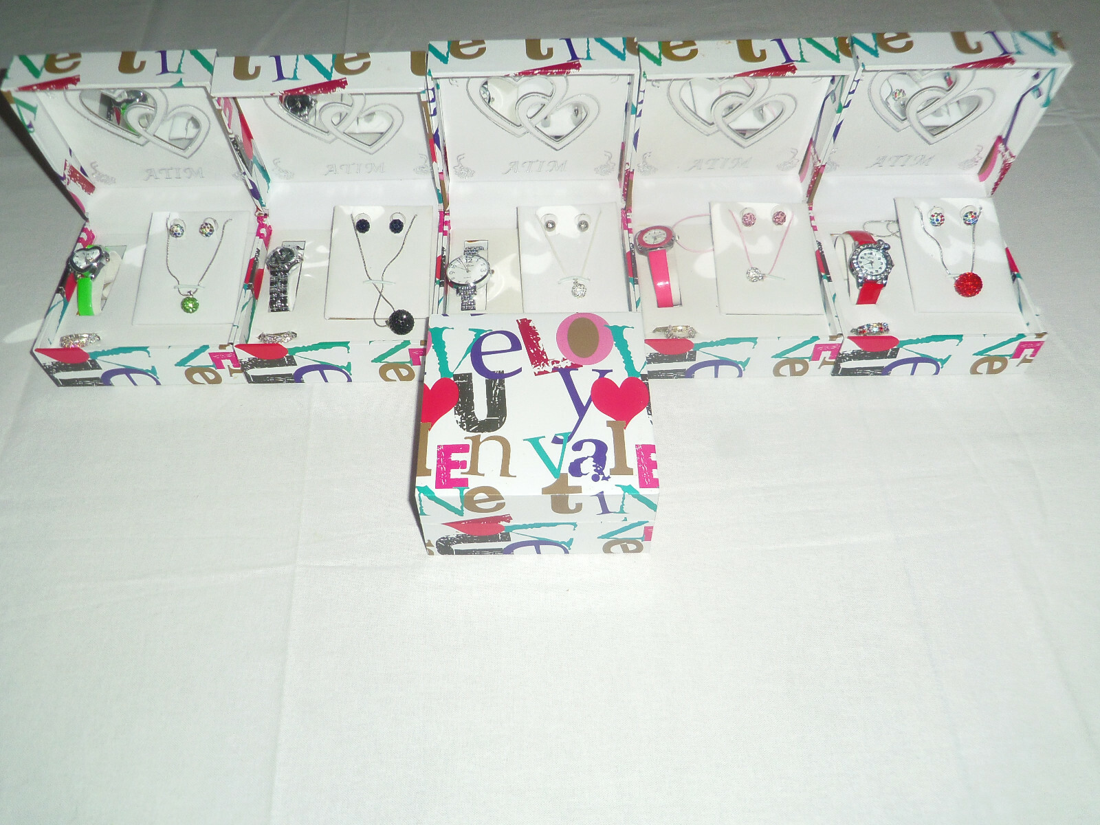 COFFRET CADEAU FEMME – MONTRE + BIJOUX ( Bracelet , Collier , Boucles ) NEUF COFFRET CADEAU FEMME – MONTRE + BIJOUX ( Bracelet , Collier , Boucles ) NEUF