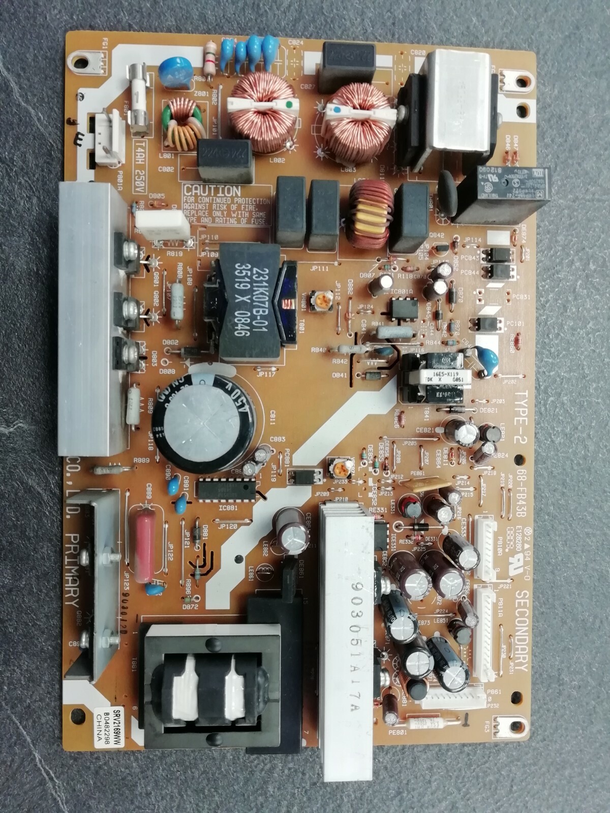 CARTE D’ALIMENTATION TV TOSHIBA 37RV623D CARTE D’ALIMENTATION TV TOSHIBA 37RV623D