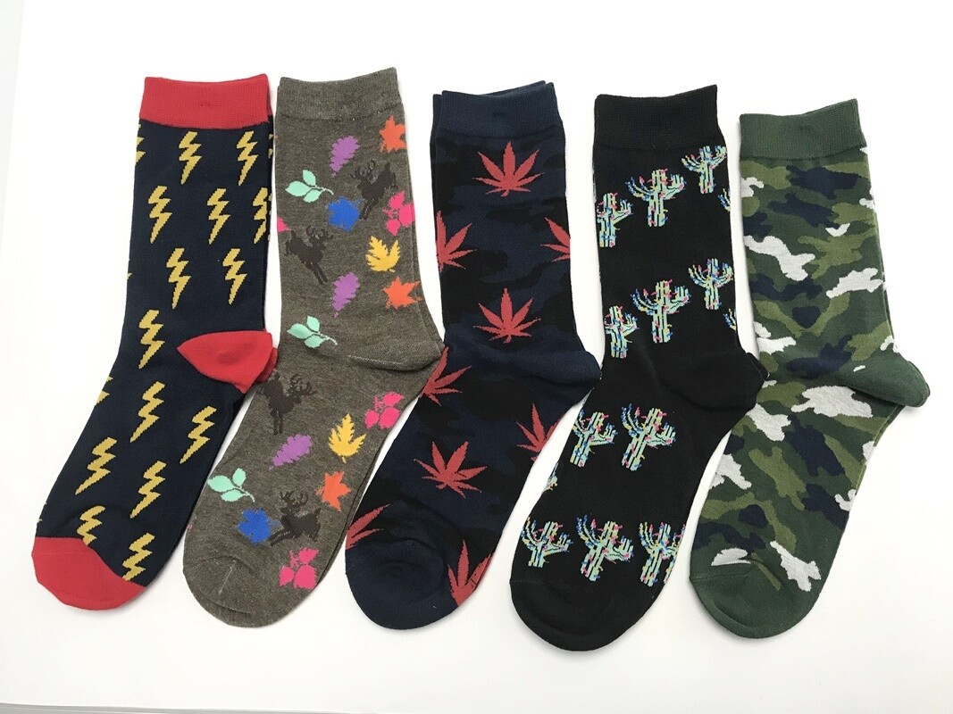 Lot de 5 paires de chaussettes homme 98% coton à motif camouflage, cannabis… Lot de 5 paires de chaussettes homme 98% coton à motif camouflage, cannabis…