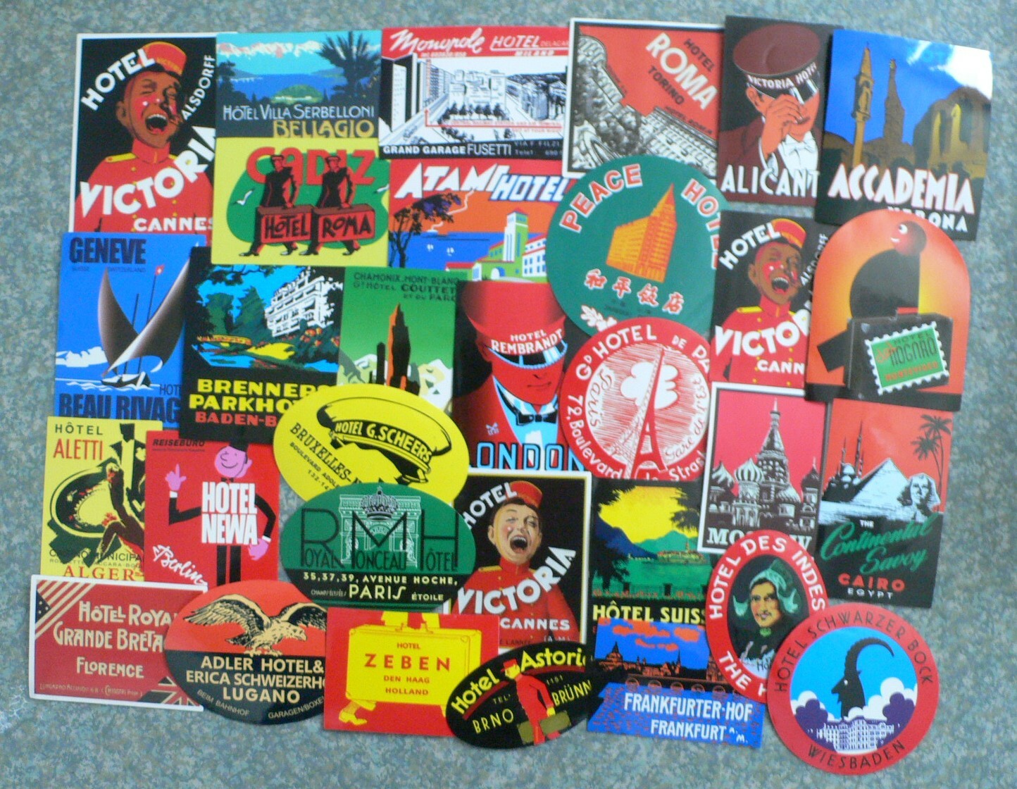 THEME HOTEL : LOT DE 31 AUTOCOLLANTS NEUFS – DIFFERENTS