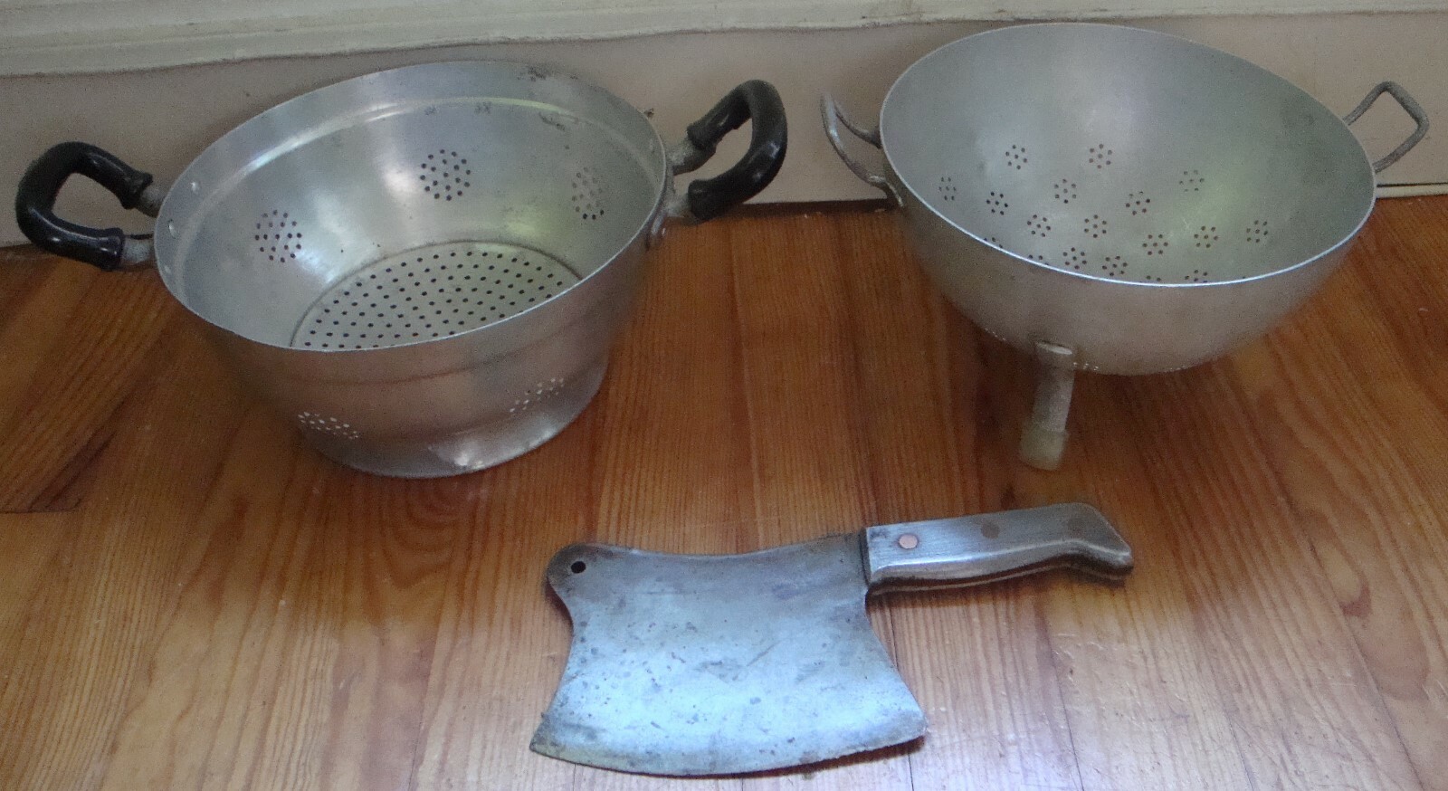 USTENSILES DE CUISINE VINTAGE 2 PASSOIRES ET COUTEAU HACHOIR ALUMINIUM