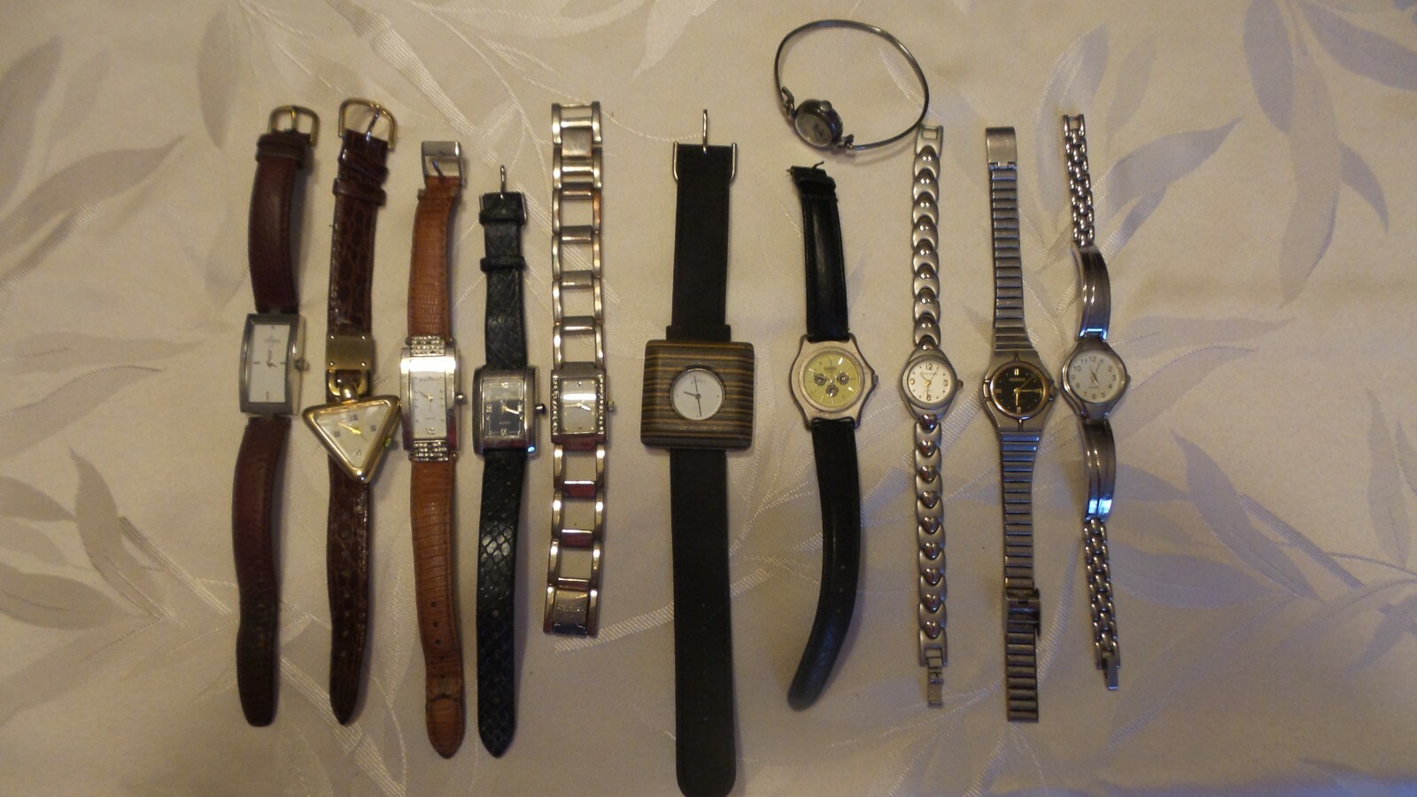 Lot de 11 montres femmes Lot de 11 montres femmes