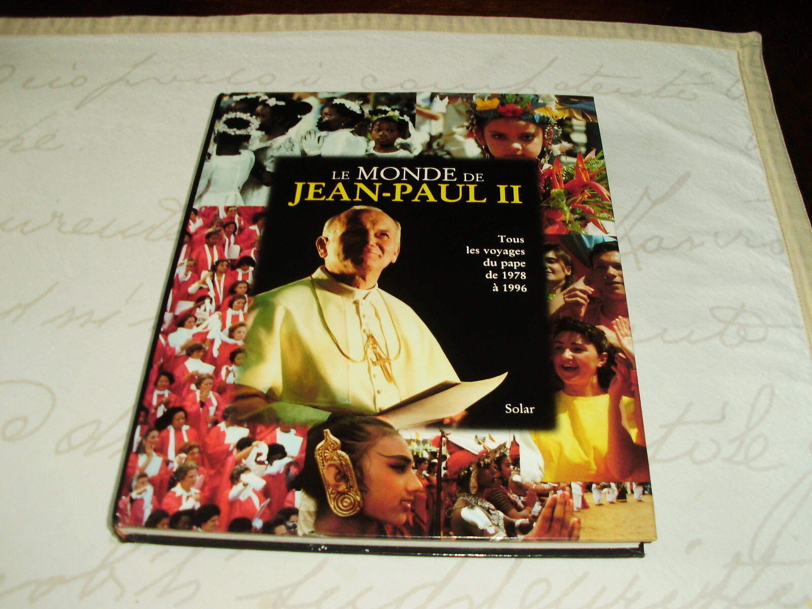 LIVRE”LE MONDE DE JEAN-PAUL II”