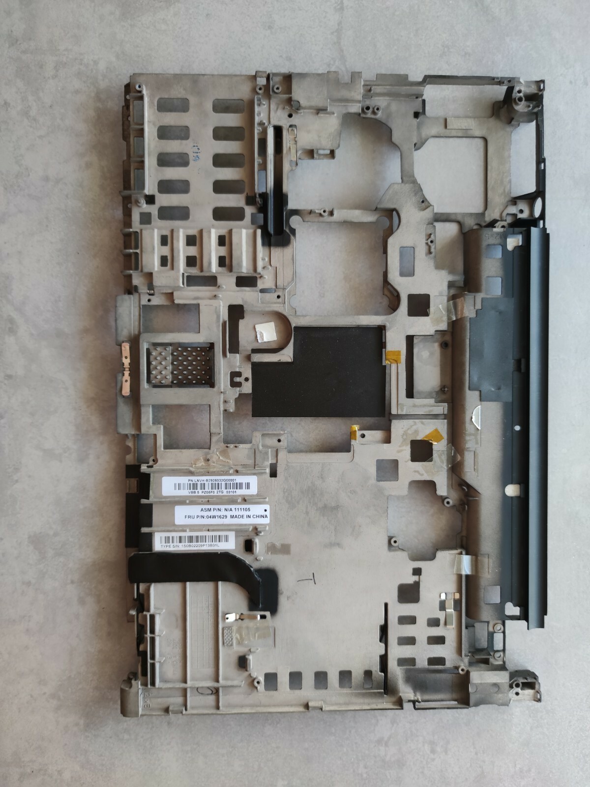 ★ LENOVO T420 – carte protection centrale – middle cover centre ★ LENOVO T420 – carte protection centrale – middle cover centre