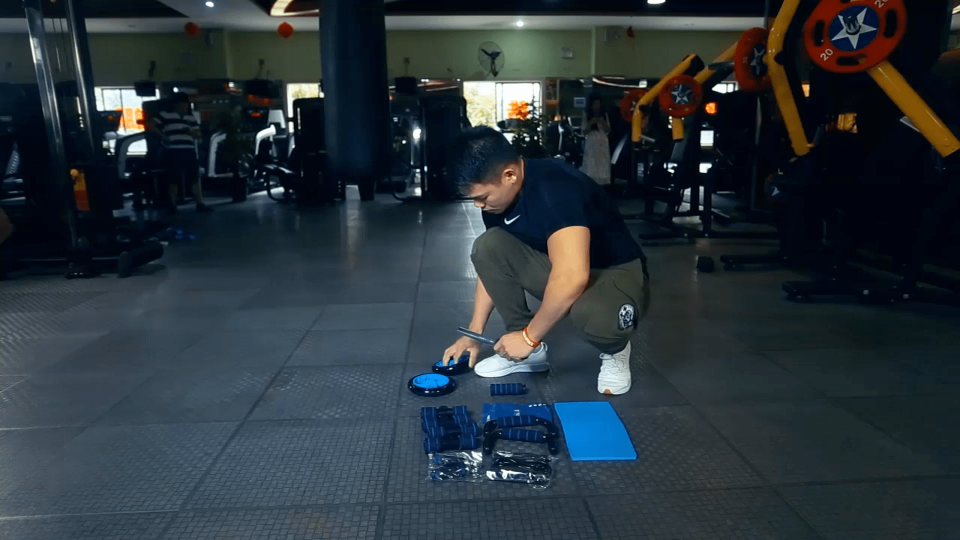TOMSHOO Appareils de Fitness 5 en 1 Roue Abdominale + Poignée de Pompe + Corde à Sauter + Pince à Main + Tapis pour…