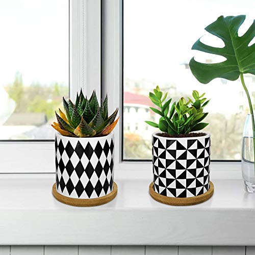Lewondr 4PCS Pot de Fleur, 2.8 pouce Mini Céramique Succulent Pots Horticoles Jardinière avec Plateau en Bambou pour Petites Plantes Fleurs Cactus Maison Décorations Décor – Géométrie 01, Noir & Blanc
