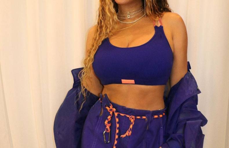 Beyoncé Reveals Off Her Abs in Purple Sports activities Bra and Pants Set Beyoncé Reveals Off Her Abs in Purple Sports activities Bra and Pants Set