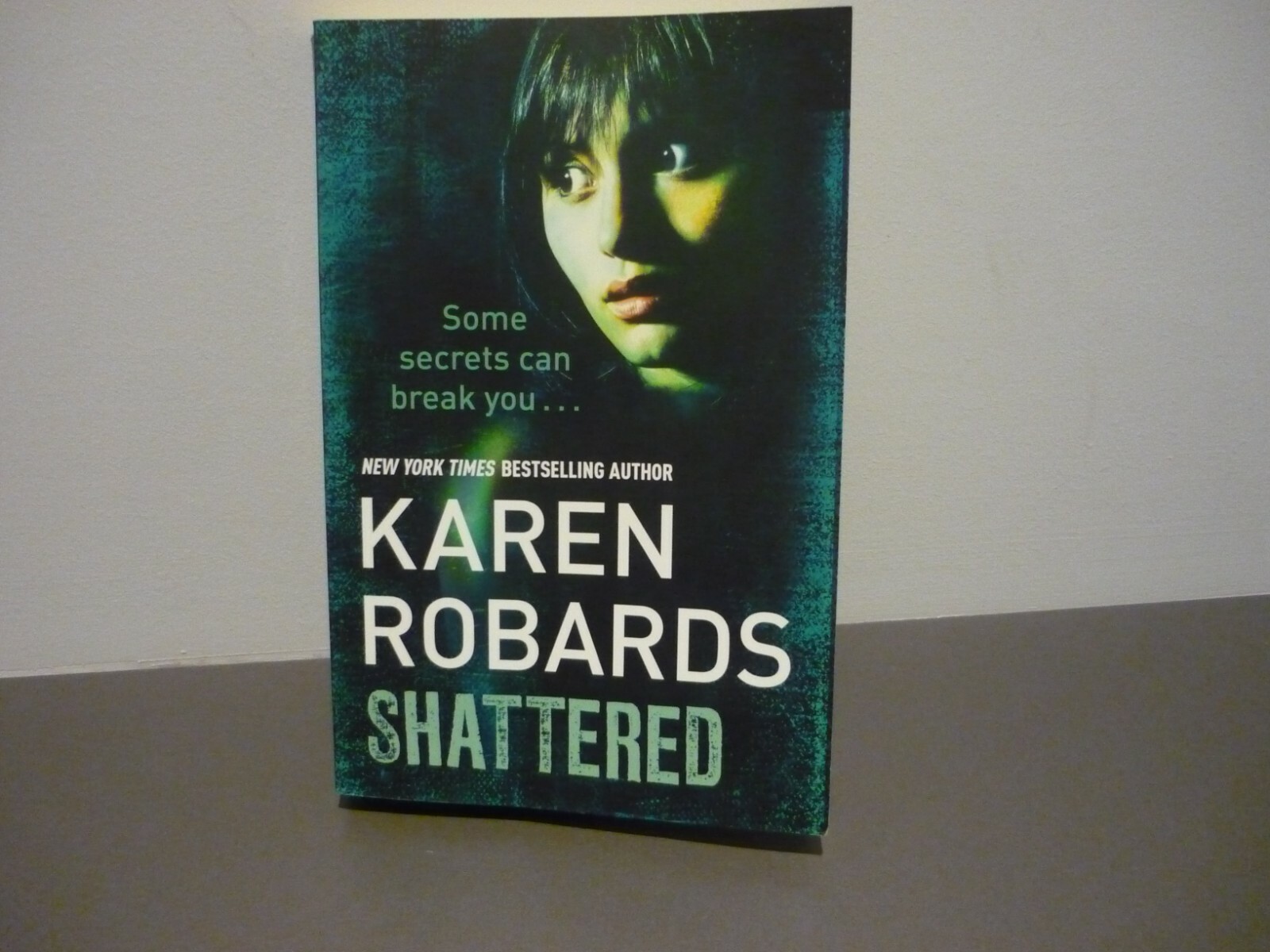 KAREN ROBARDS ROMANTIC SUSPENSE – SHATTERED – BUY ALL HER BOOKS/COMBINE POSTAGE KAREN ROBARDS ROMANTIC SUSPENSE – SHATTERED – BUY ALL HER BOOKS/COMBINE POSTAGE