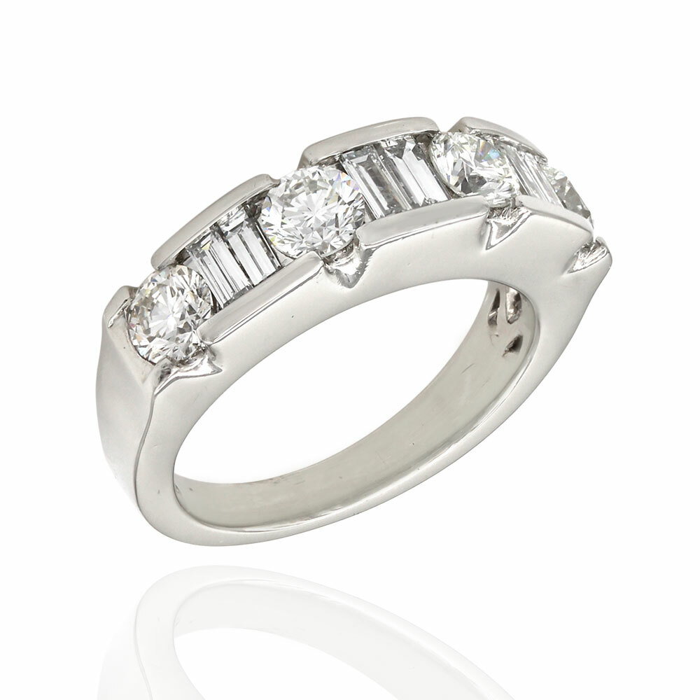 Single Row Diamond Ring in Gold Single Row Diamond Ring in Gold