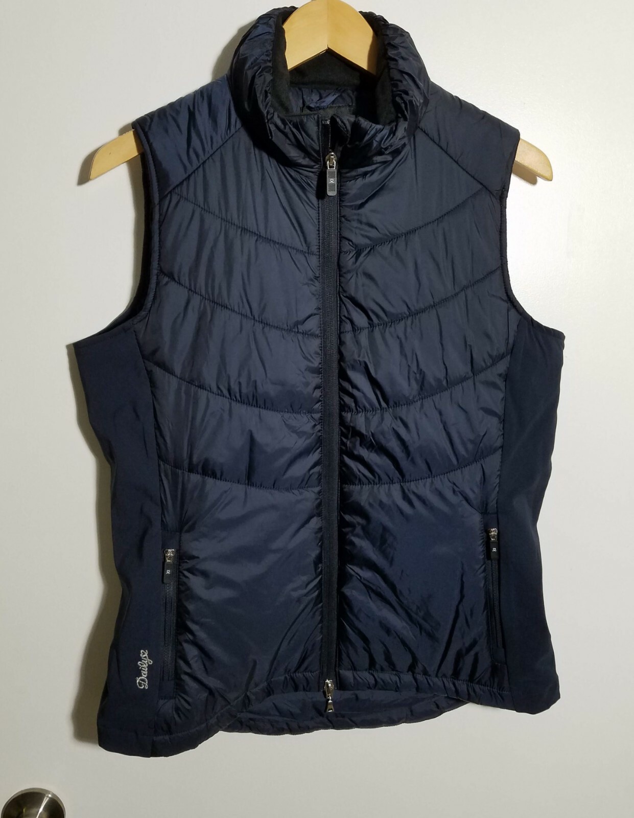 1 NWT DAILY SPORTS WOMEN’S JACLYN VEST, SIZE: MEDIUM, COLOR: NAVY (J277) 1 NWT DAILY SPORTS WOMEN’S JACLYN VEST, SIZE: MEDIUM, COLOR: NAVY (J277)