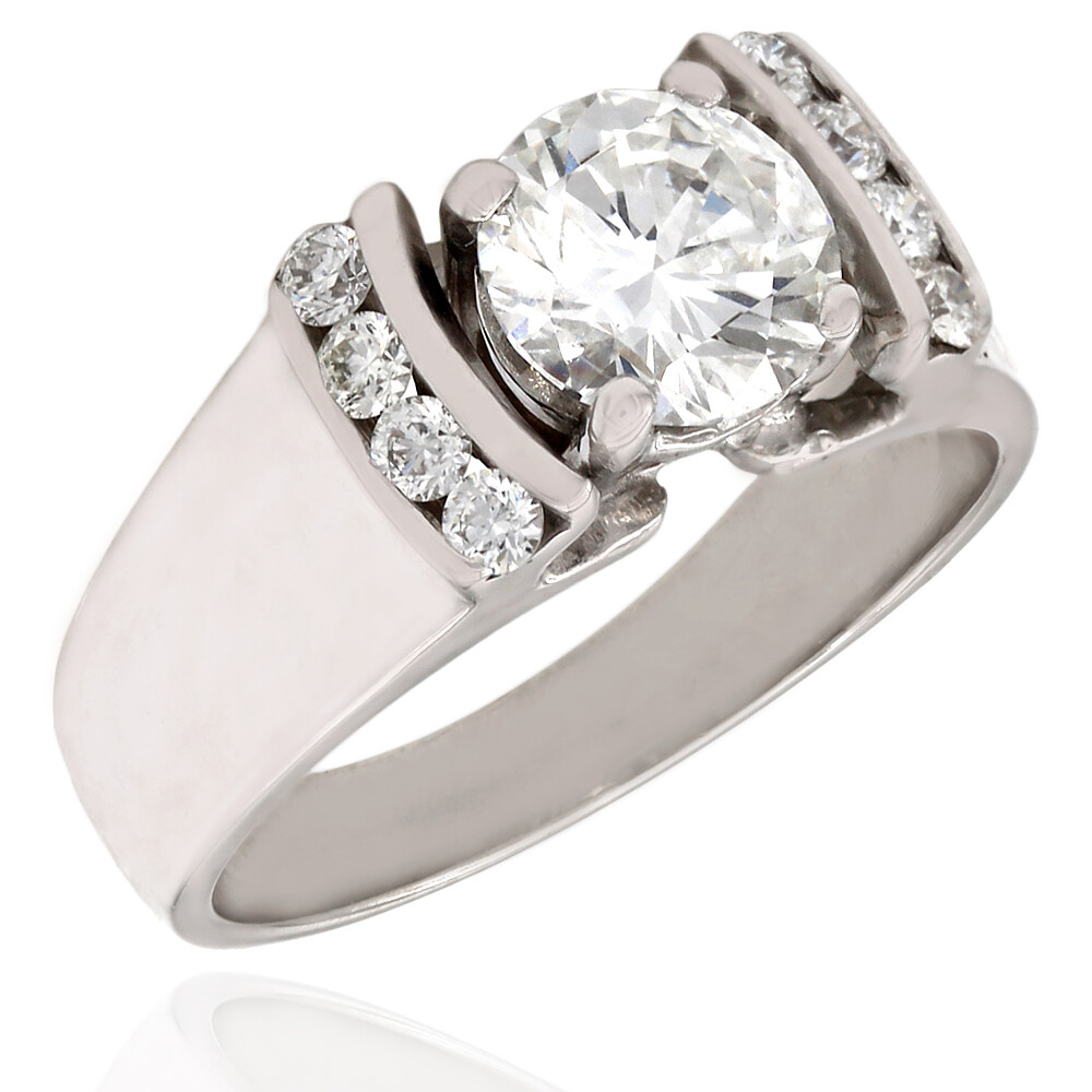 Round Diamond Ring in Gold Round Diamond Ring in Gold