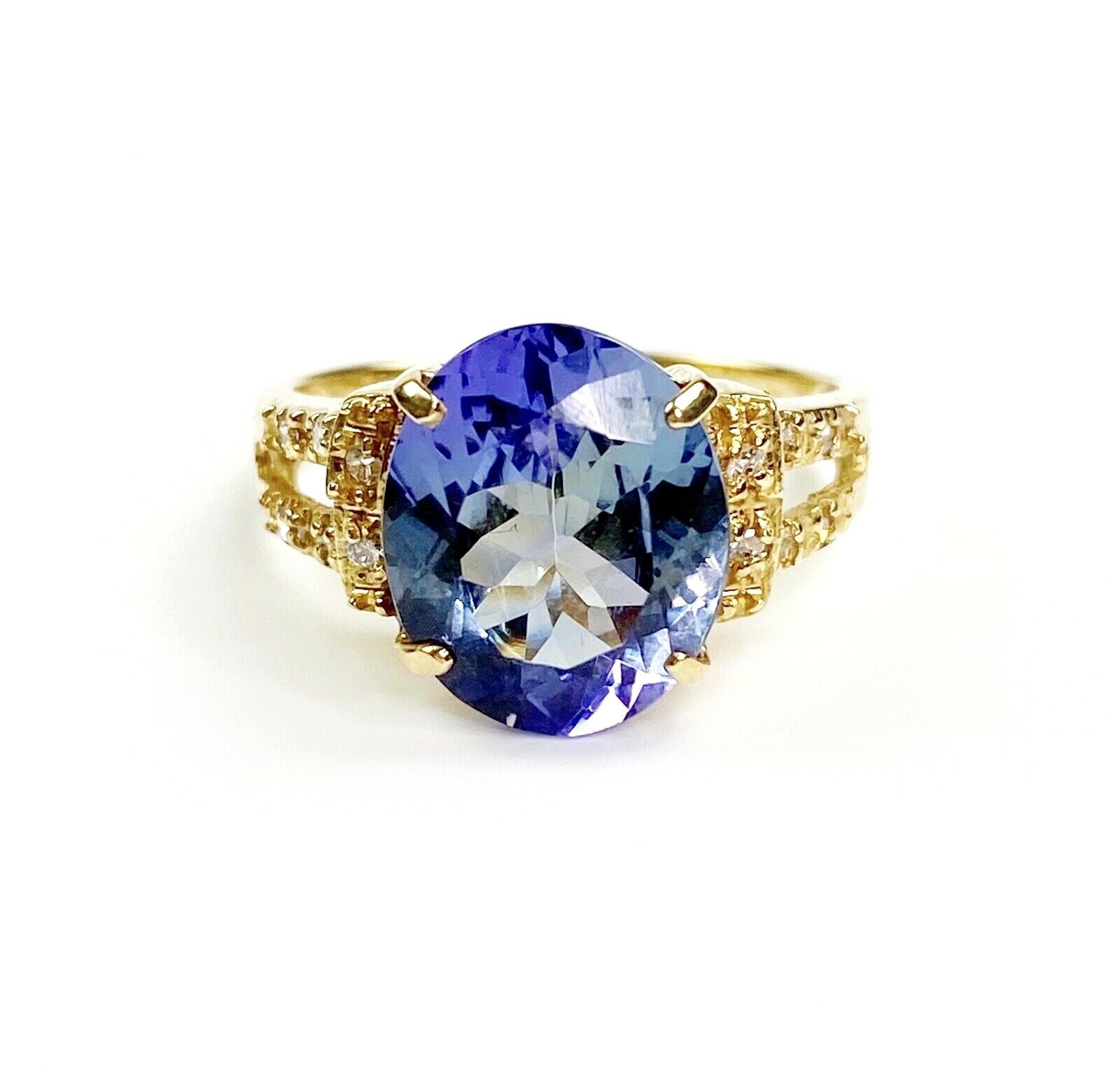 18K Yellow Gold 4.46ct Oval Tanzanite and 0.08 ct Diamond Ring 3.80gm TW 18K Yellow Gold 4.46ct Oval Tanzanite and 0.08 ct Diamond Ring 3.80gm TW