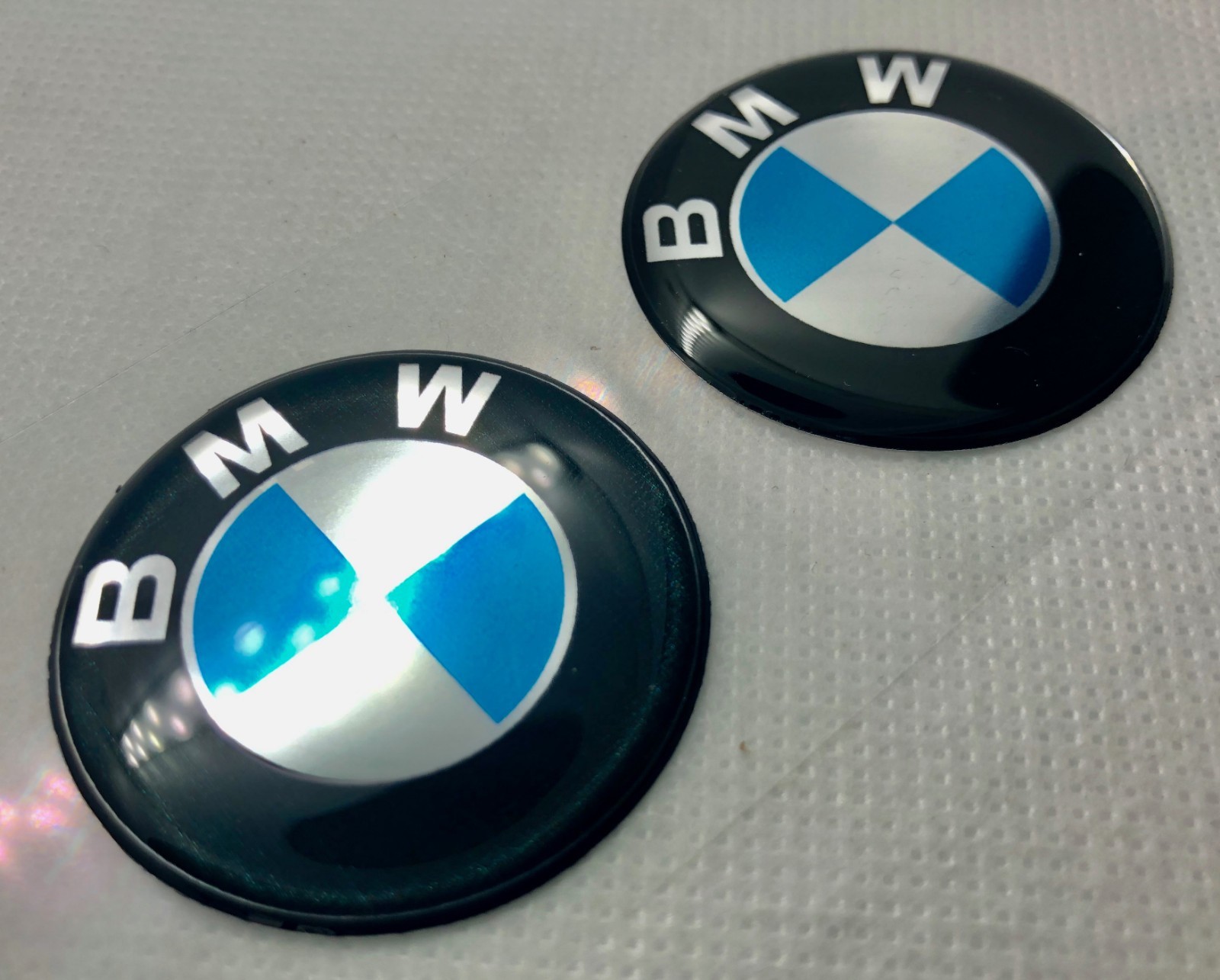2 pcs. BMW logo 3D Domed Stickers. 40 mm diameter. 2 pcs. BMW logo 3D Domed Stickers. 40 mm diameter.