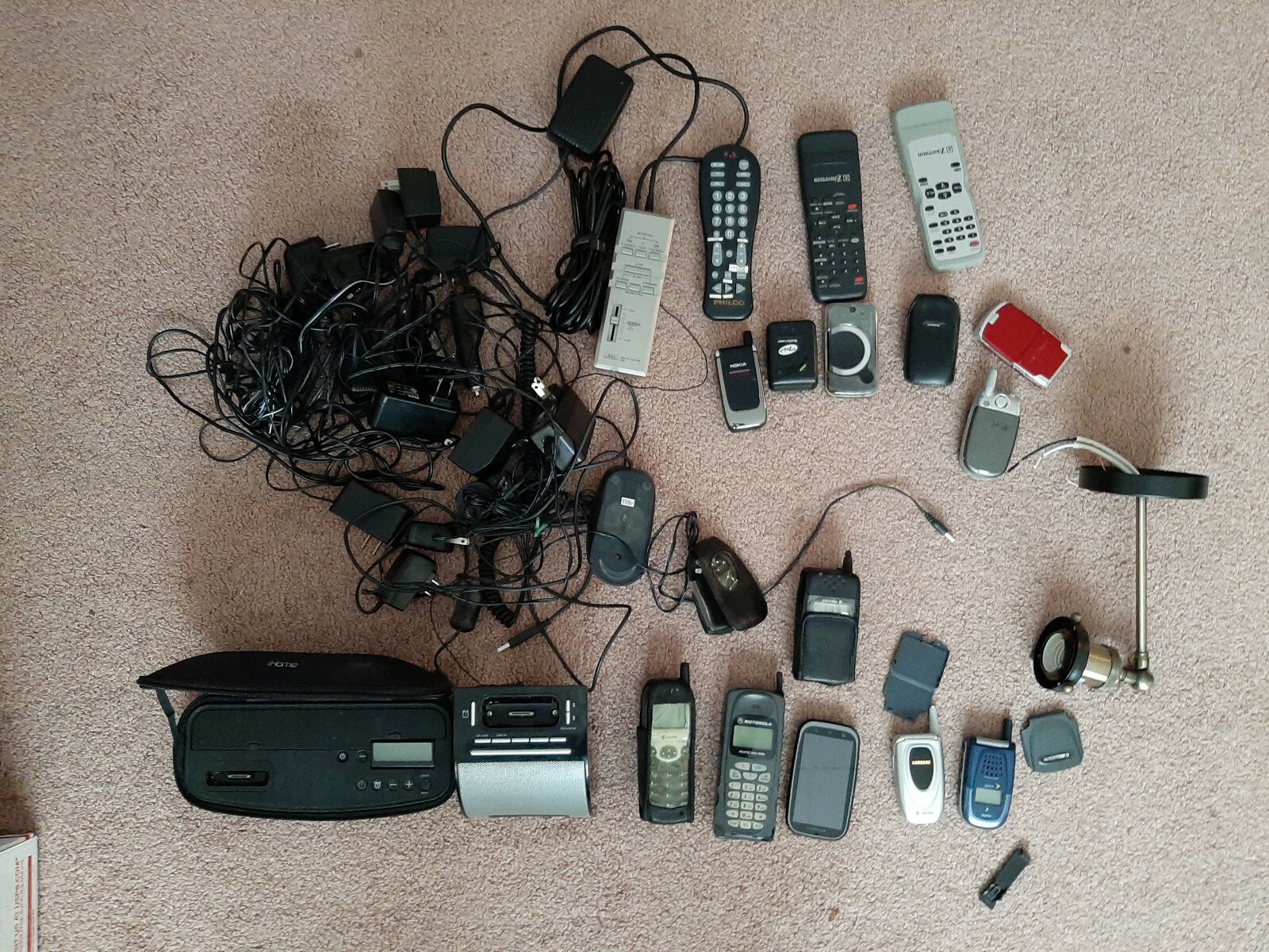 Mixed Lot of Electronics, Mostly cell phones remotes I home & much more Mixed Lot of Electronics, Mostly cell phones remotes I home & much more