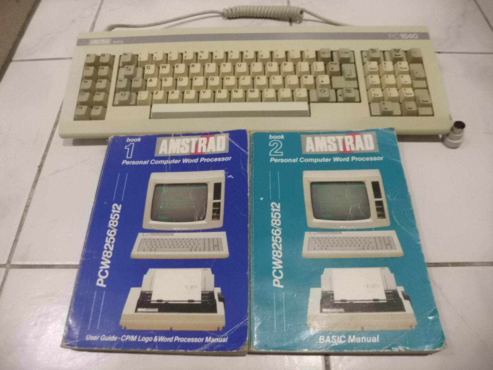 Vintage Amstrad 640k PC1640 Computer Keyboard and Manuals as pictured sold as is Vintage Amstrad 640k PC1640 Computer Keyboard and Manuals as pictured sold as is