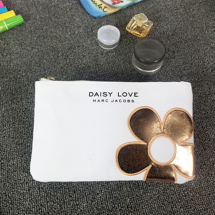 MARC JACOBS Daisy Love White Makeup Cosmetics Bag, Brand NEW! MARC JACOBS Daisy Love White Makeup Cosmetics Bag, Brand NEW!