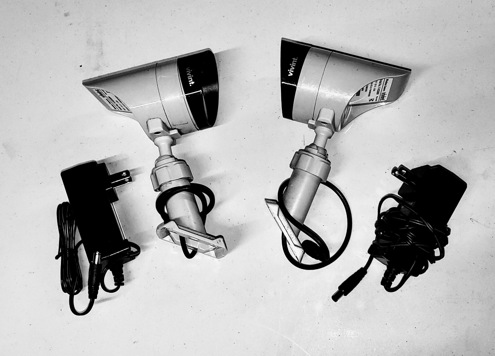 Lot of 2 Vivint V-HD300W Outdoor Security Camera Wireless HD Seller Refurbished Lot of 2 Vivint V-HD300W Outdoor Security Camera Wireless HD Seller Refurbished