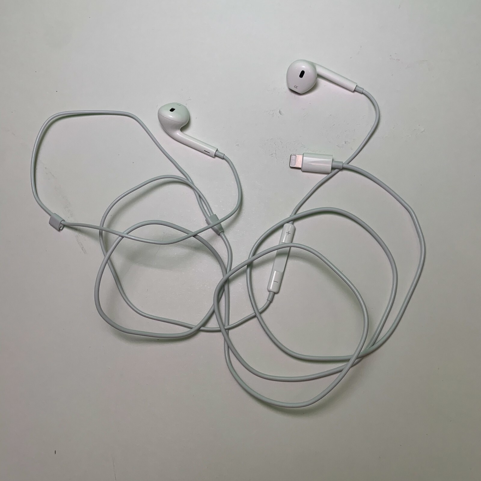 Genuine Apple Earpods Earbuds Headphones Lightning Cable Volume Play Pause Genuine Apple Earpods Earbuds Headphones Lightning Cable Volume Play Pause