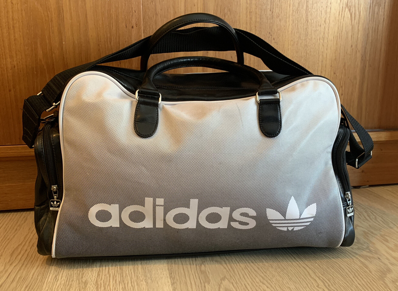 vintage ADIDAS duffel bag – PU – Faux Leather – travel shoulder sports vintage ADIDAS duffel bag – PU – Faux Leather – travel shoulder sports