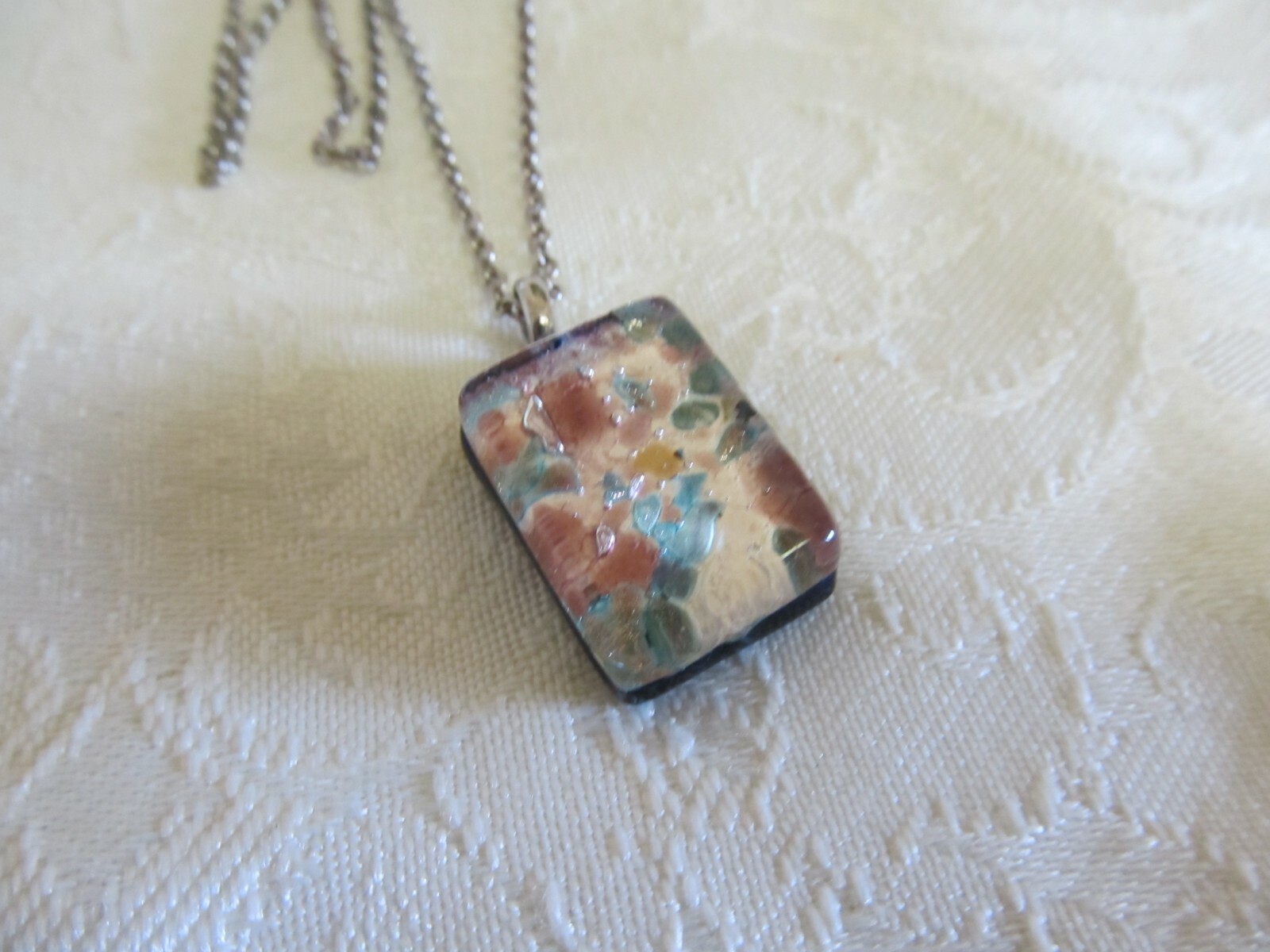 Pretty Flower Acrylic Pendant On 20″ Silver Tone Chain