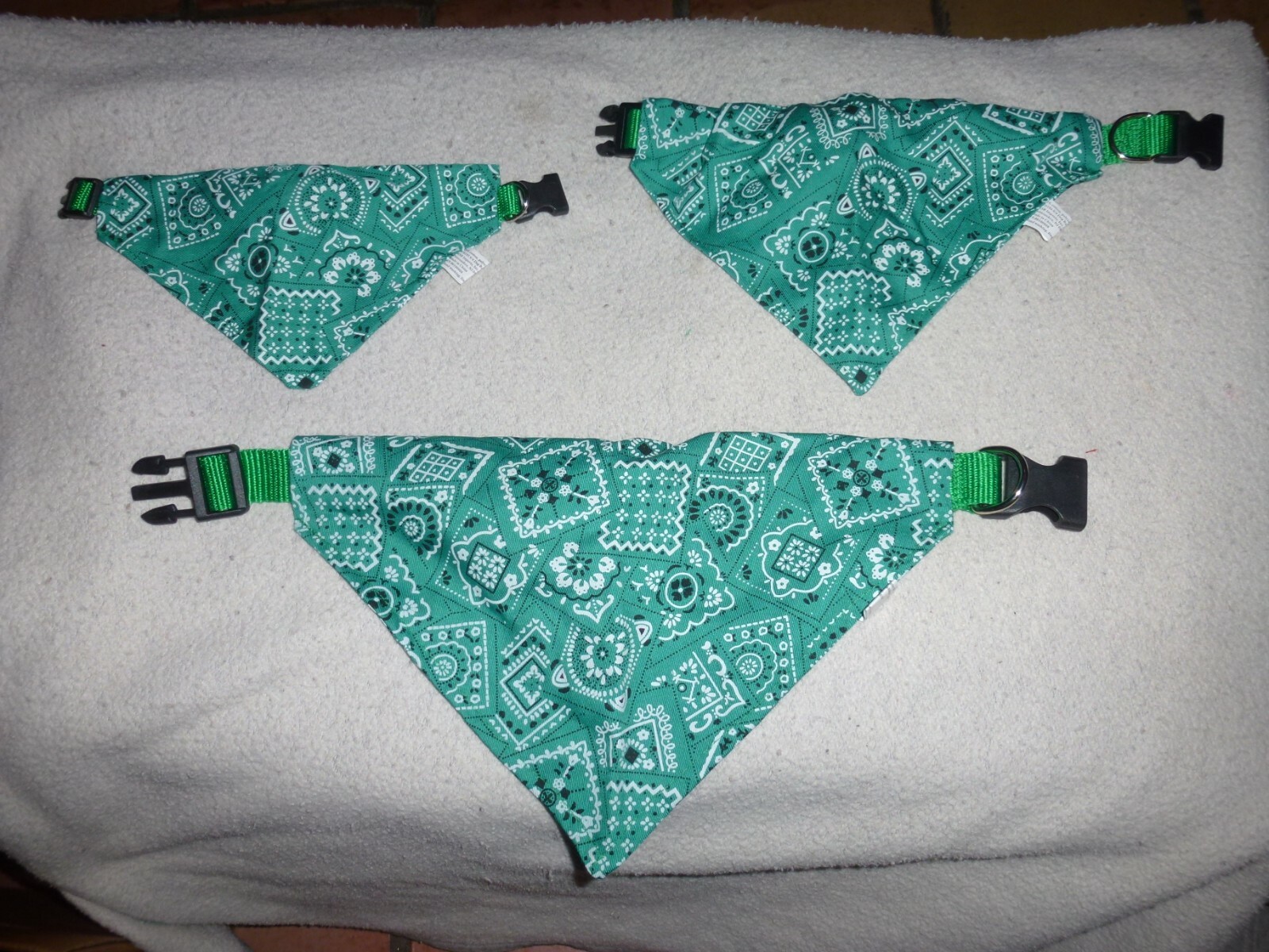 DOG/Pet nylon COLLAR with green print BANDANA size Medium by MSR Imports NEW! DOG/Pet nylon COLLAR with green print BANDANA size Medium by MSR Imports NEW!