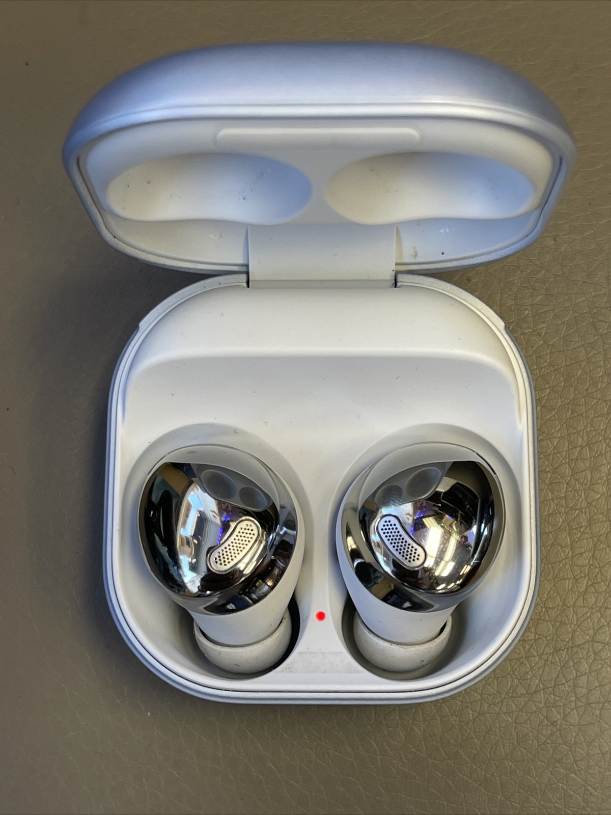 Samsung Galaxy Buds PRO Wireless Noise Canceling Earbud Silver In Case Wow! Samsung Galaxy Buds PRO Wireless Noise Canceling Earbud Silver In Case Wow!