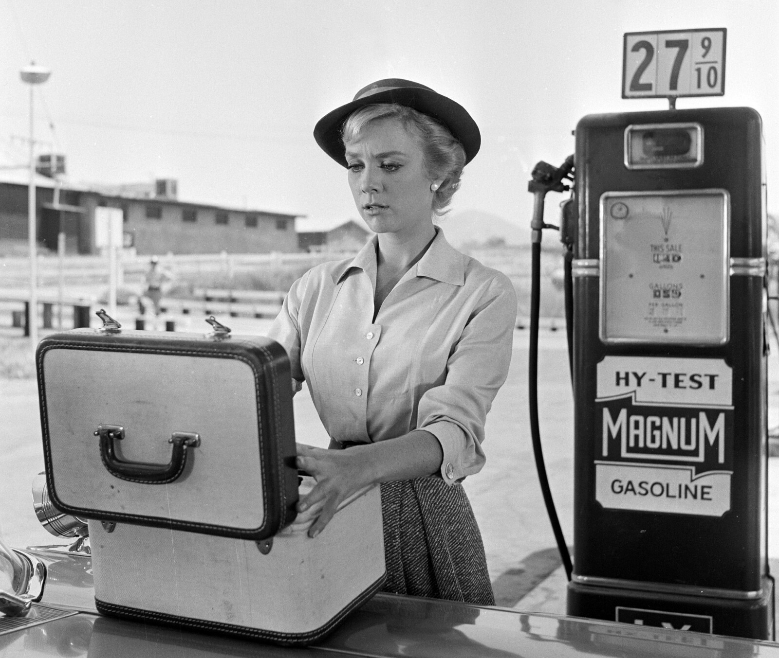 THE TWILIGHT ZONE – TV SHOW PHOTO #A-60 – INGER STEVENS – The Hitch-hiker THE TWILIGHT ZONE – TV SHOW PHOTO #A-60 – INGER STEVENS – The Hitch-hiker