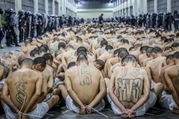 ¿Puede realmente EE.UU. enviar a sus ciudadanos convictos a la megacárcel de Bukele en El Salvador? ¿Puede realmente EE.UU. enviar a sus ciudadanos convictos a la megacárcel de Bukele en El Salvador?