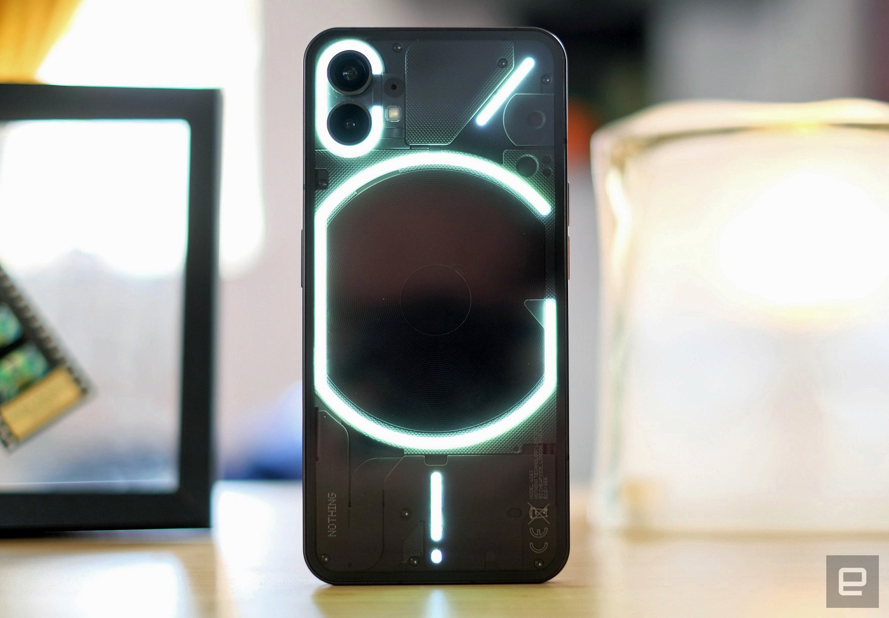 Nothing Phone 1 は本当に透明な iPhone のように見えます Nothing Phone 1 は本当に透明な iPhone のように見えます
