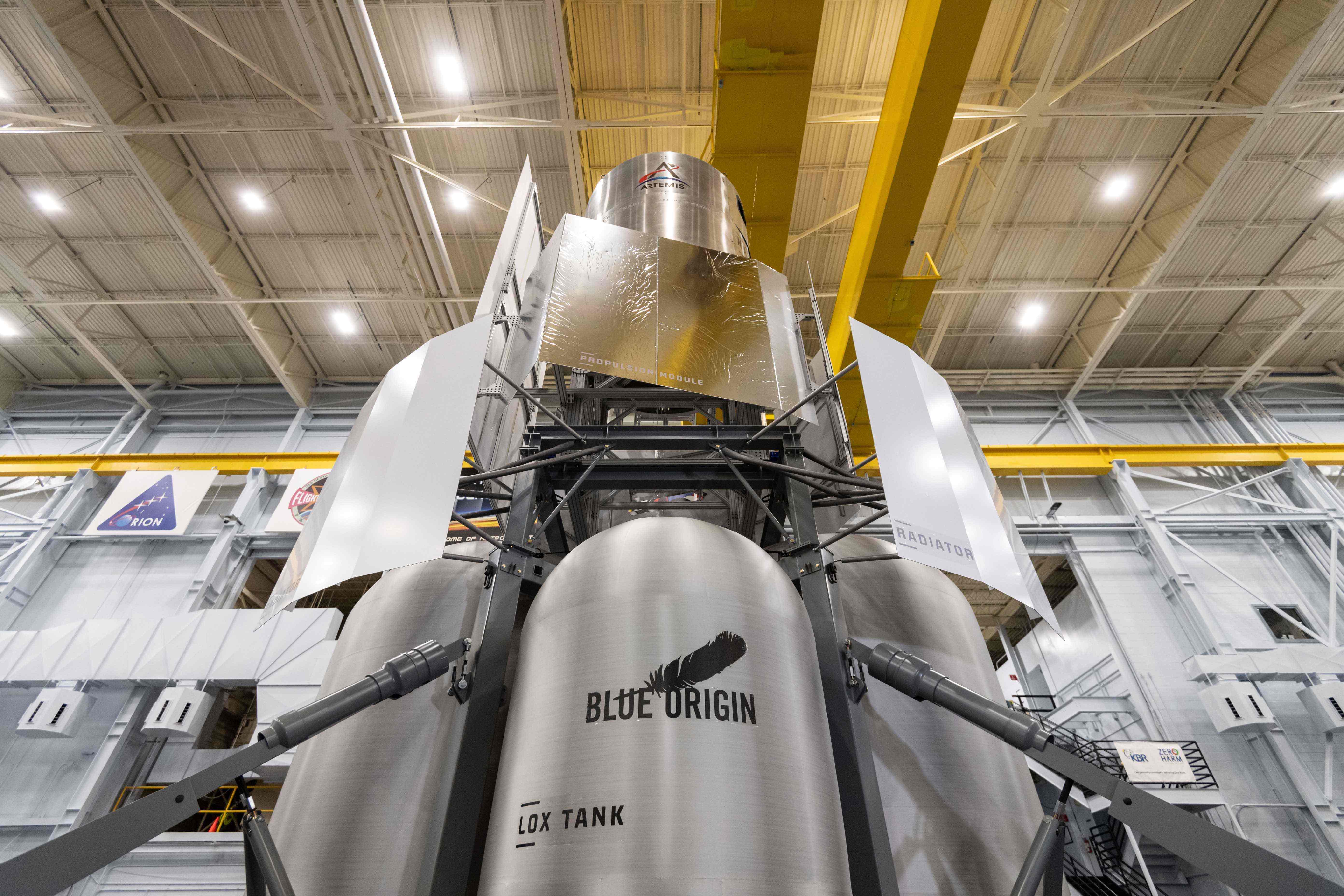 Blue Origin が 3 階建ての Blue Moon 月着陸船のモックアップを披露 Blue Origin が 3 階建ての Blue Moon 月着陸船のモックアップを披露