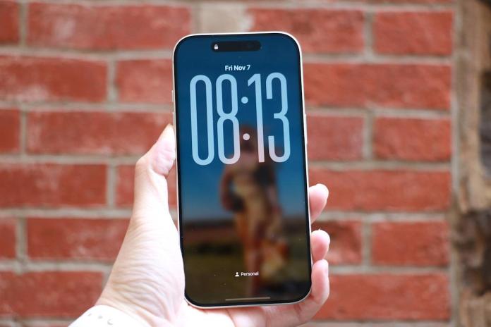 How to stretch the clock on your lock screen in iOS 26 How to stretch the clock on your lock screen in iOS 26