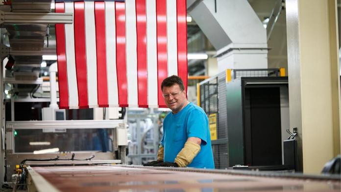 Apple to invest another 0 billion into the US to avoid tariffs Apple to invest another 0 billion into the US to avoid tariffs