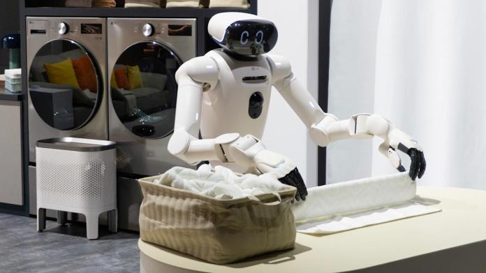 LG’s CLOiD robot can fold laundry and serve food… very slowly LG’s CLOiD robot can fold laundry and serve food… very slowly