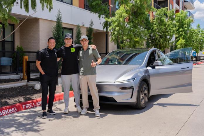 Tesla shows off its first fully autonomous delivery to convince us its self-driving cars work Tesla shows off its first fully autonomous delivery to convince us its self-driving cars work