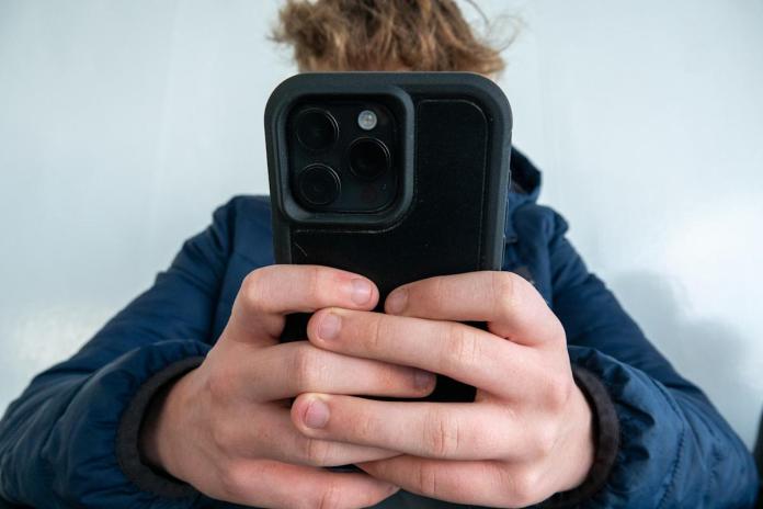 Apple’s iOS 26 requires kids to get parental permission to text new numbers Apple’s iOS 26 requires kids to get parental permission to text new numbers