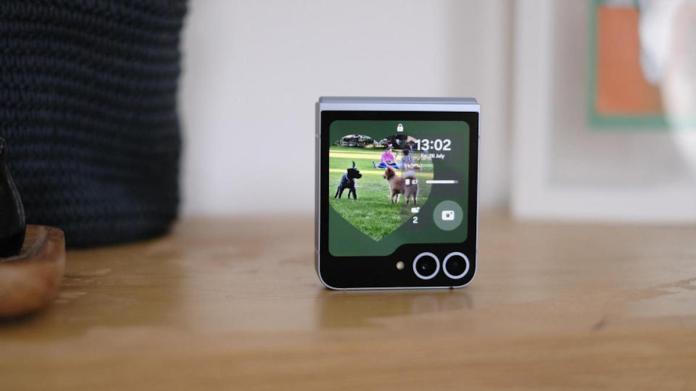 Samsung may finally give the Galaxy Z Flip a larger cover screen Samsung may finally give the Galaxy Z Flip a larger cover screen
