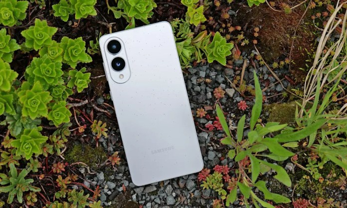 Trump threatens a 25 percent tariff on all smartphones not made in the US Trump threatens a 25 percent tariff on all smartphones not made in the US