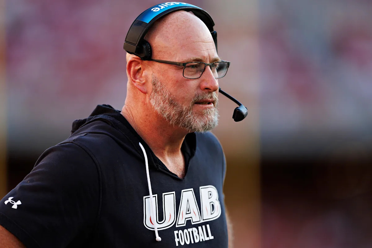 Dilfer's Sideline Antics Spark Controversy in UAB-Tennessee Game Dilfer's Sideline Antics Spark Controversy in UAB-Tennessee Game