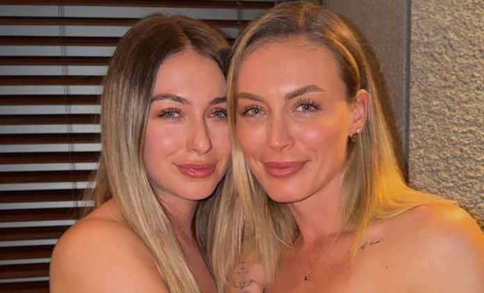 Incredibil cât de mult poate să semene Ana Bogdan cu sora sa! Poză virală pe rețelele de socializare Incredibil cât de mult poate să semene Ana Bogdan cu sora sa! Poză virală pe rețelele de socializare