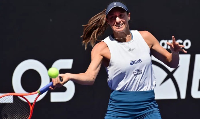 Stefani e Bouzkova atropelam rivais na estreia do WTA 500 de Adelaide Stefani e Bouzkova atropelam rivais na estreia do WTA 500 de Adelaide