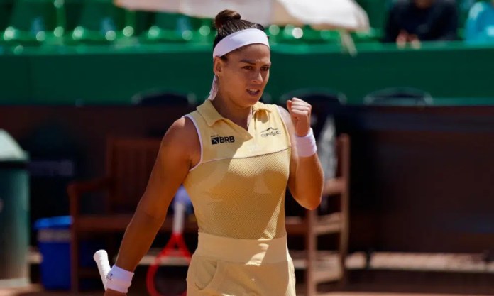 Carol Meligeni vence batalha de três sets e avança às quartas no México Carol Meligeni vence batalha de três sets e avança às quartas no México