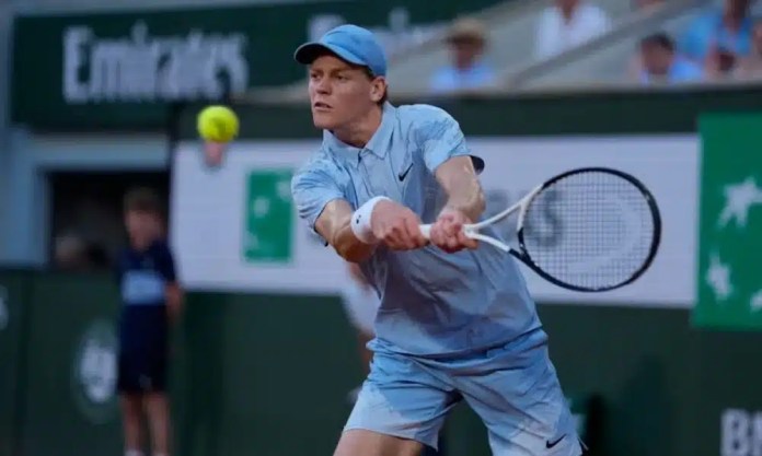 Sinner estreia com domínio absoluto sobre francês em Roland Garros Sinner estreia com domínio absoluto sobre francês em Roland Garros
