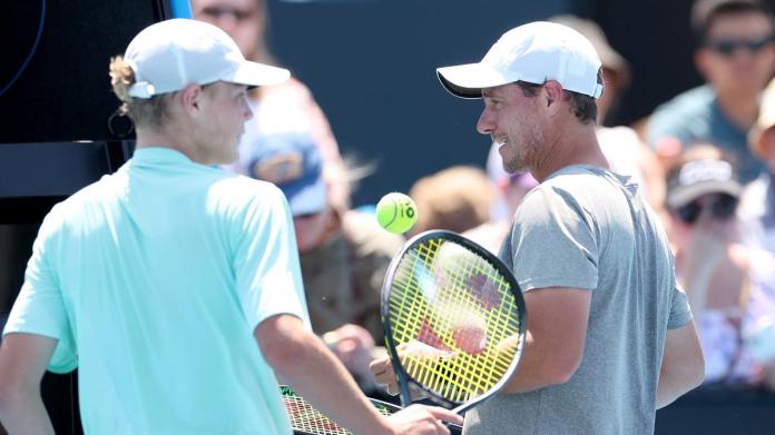 Lleyton Hewitt, 44 años, vuelve a las pistas y arrasa junto a su hijo Cruz, de 16 Lleyton Hewitt, 44 años, vuelve a las pistas y arrasa junto a su hijo Cruz, de 16