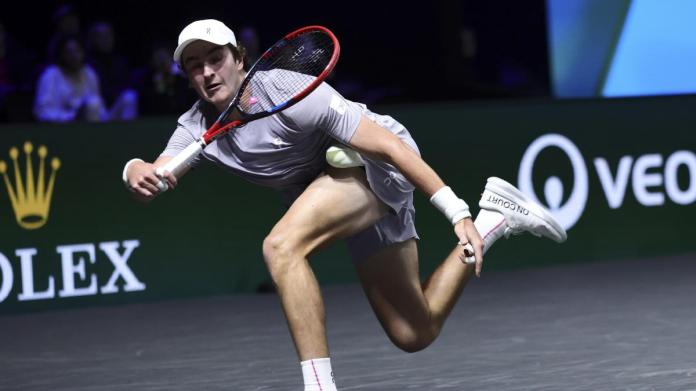 De campeón a KO doloroso: la sensación del tenis mundial se queda a medias en París De campeón a KO doloroso: la sensación del tenis mundial se queda a medias en París