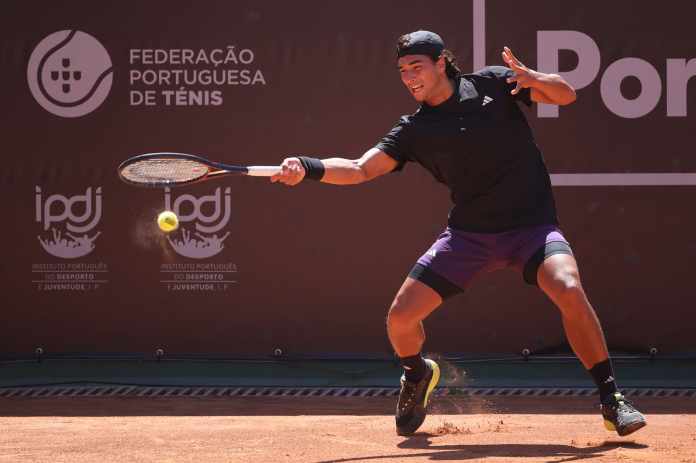 Henrique Rocha estreia-se em Sevilha com vitória autoritária Henrique Rocha estreia-se em Sevilha com vitória autoritária