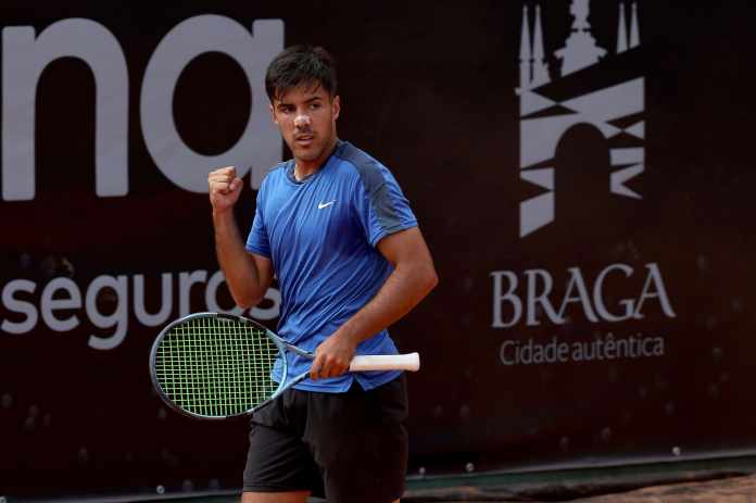 Tiago Torres apura-se para os quartos de final em Pontevedra Tiago Torres apura-se para os quartos de final em Pontevedra
