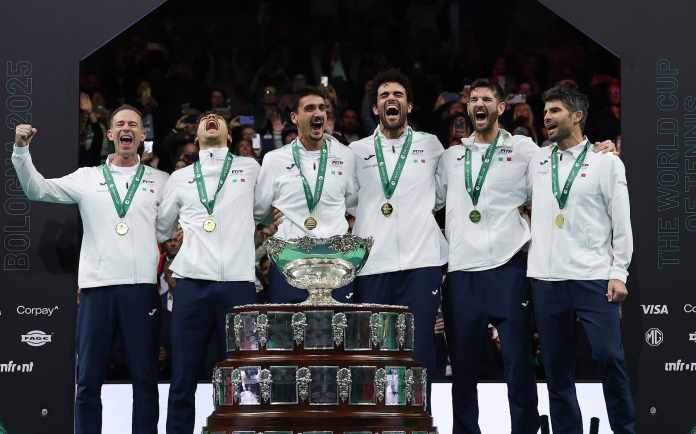 Itália vence a Taça Davis pelo terceiro ano consecutivo e faz história em Bolonha Itália vence a Taça Davis pelo terceiro ano consecutivo e faz história em Bolonha