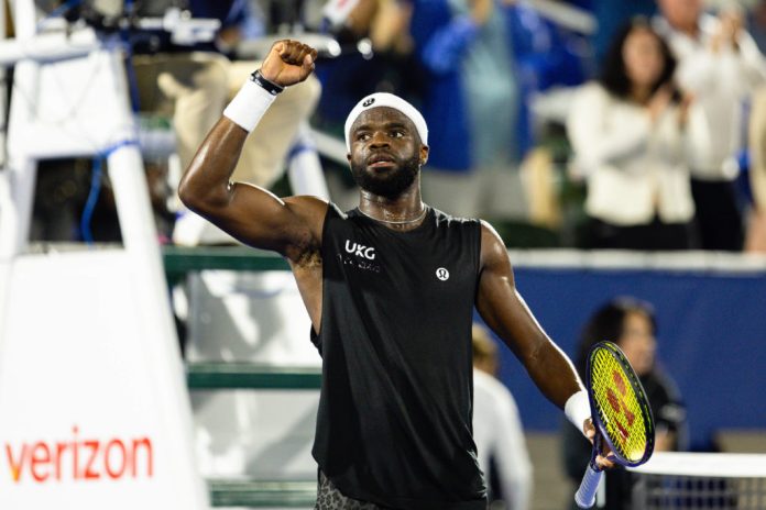 Zu viele Logos: Warum das Shirt von Tiafoe übermalt wurde Zu viele Logos: Warum das Shirt von Tiafoe übermalt wurde